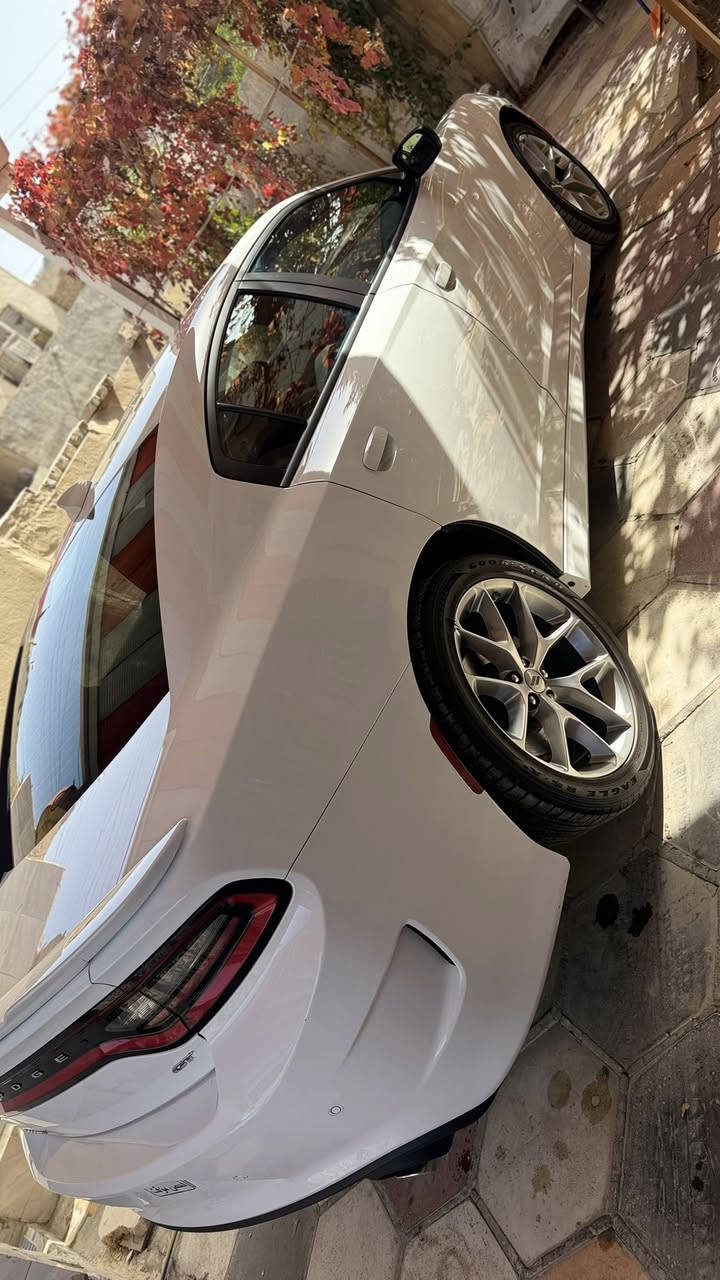 السلام عليكم جارجر جيتي موديل 23 ماشيه 21 بدون رقم ضرر بنيد ومبدل اصلي السيارة على وضع الشركة 
للاستفسار ***********
