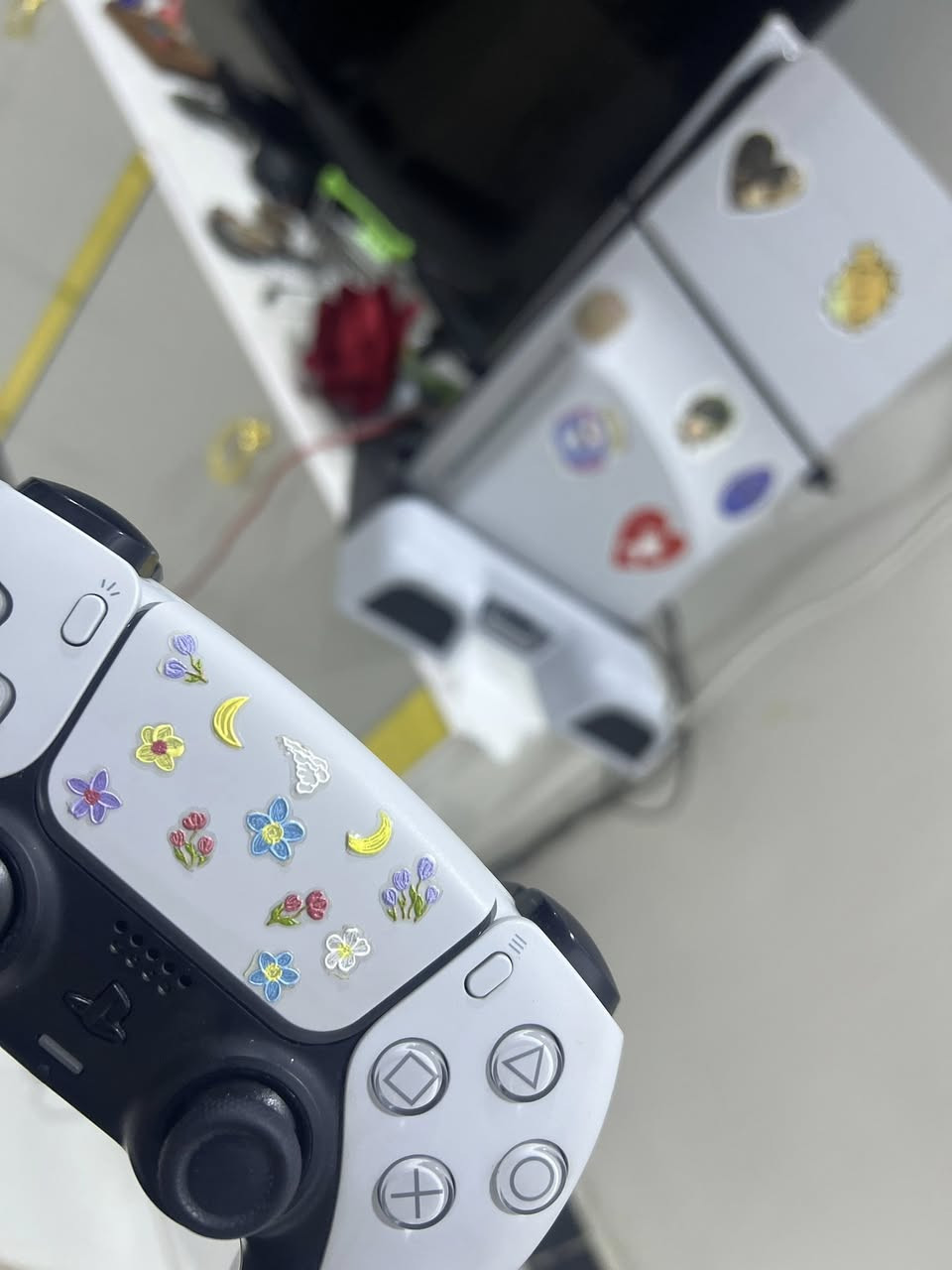 السلام عليكم بلي 5 مستعمل بس قليل ونضيف الجهاز كلش  ***********
1 بلي 5 
2جوستك اضافي هوة وكارتونته ما مستعل 
3 يوبي اس 1500 هوة وكارتونته بعده جديد 
4قاعدة مال تبريد + وشحن جوستكات + حامل الأقراص 
5 وخمس اقراص جدد 
 السعر 850 وبي مجال قليل الي ما يعجبه السعر يكلب المنشور 
وتوصيل بعذ الأتفاق
