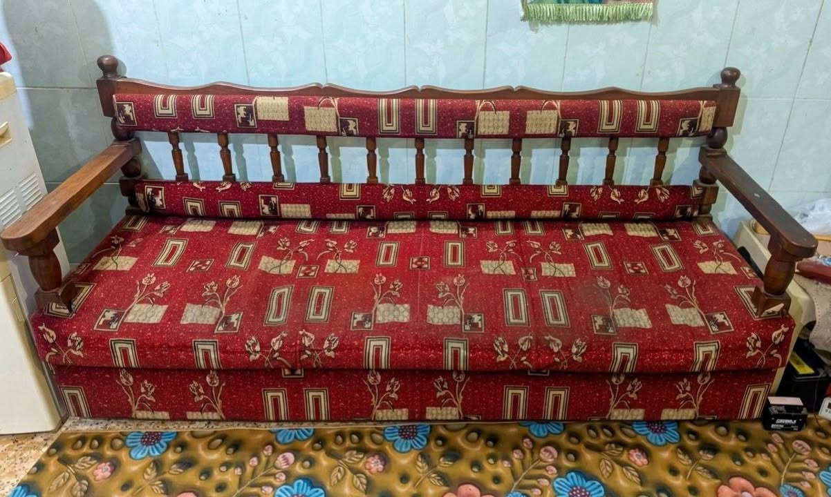 سلام عليكم تخم للبيع عدد المقاعد عشره نضافه 100/80 مع تلبيسه لتخم لجميع المقاعد وشكله الاساسي باين بل صوره السعر 250الف وبي مجال قليل مع كرويتات تزكام خشب جاو الاصلي قديم عدد 3 ومدوشمات السعر 200الف وبي مجال نضيفات مكاني الكوت اتصل على هاذ رقم***********‬‏
