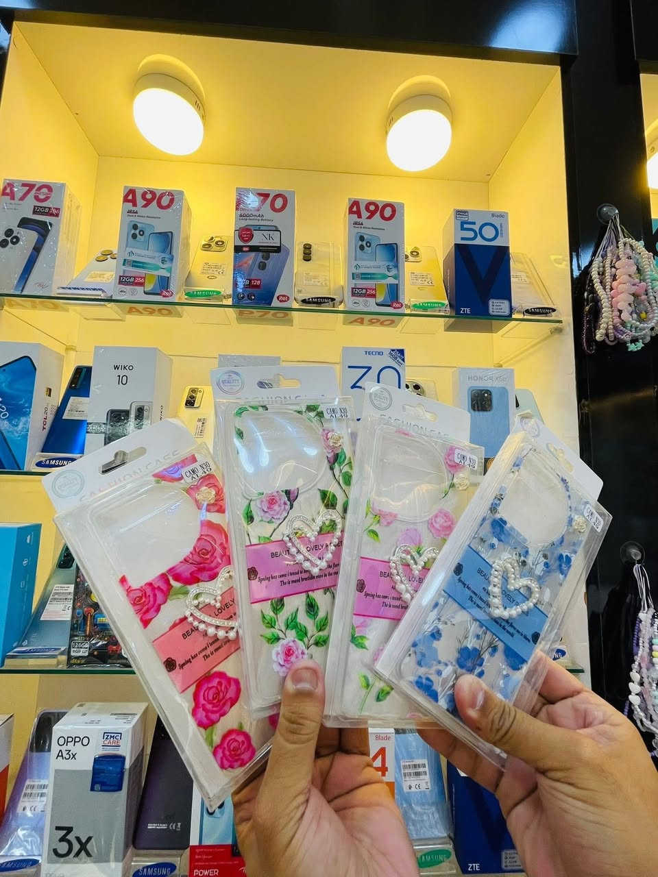 السلام عليكم عرض على جميع الكفرات ومتوفر جميع الايتيمات
الحديثه والقديمه  رجالي ونسائي 3كفرات السعر 5000دينار فقط ومتوفر توصيل جميع محافظات العراق 

————
زبائننا الكرام 🌹 كما وعدناكم بأن نكون اقرب اليكم 😍
#خصم_خاص_لمتابعين_صفحتنا ✅
دوام موضفي المركز👨🏻‍💼
#من الساعة 8:00 🕘 صباحا الى الساعة 11:00 ليلا 🕘
جميع ايام الاسبوع  ⏰
الاداره:***********
رقم المبيعات ☎️ *********** - ***********
رقم الصيانة 🔧⚙️ ***********

العنوان 🚕🚶🏻🚶‍♀️ بابل - قضاء المحاويل - مجاور مستشفى المحاويل العام -مقابل الصيدليه الحديثه
شكرا ❤️ لزبائن  #مكتب_حازم للهواتف النقاله لدعمهم المتواصل لنا
