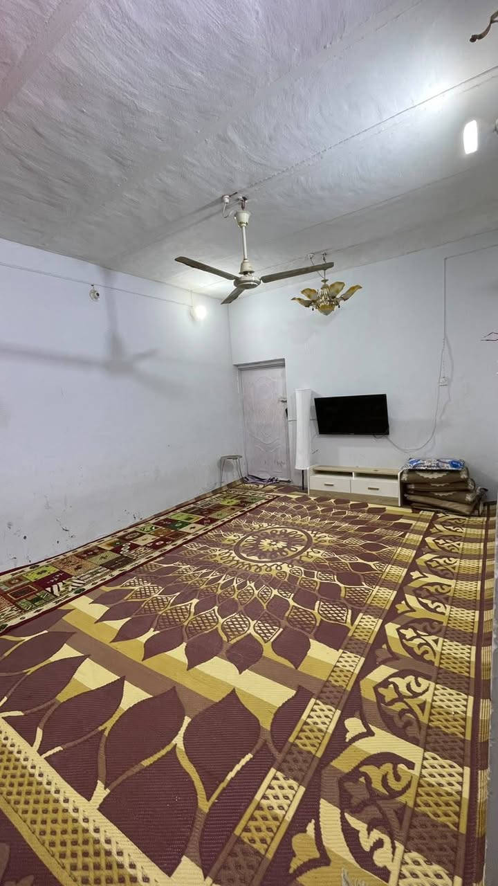 سلام عليكم بيت للبيت زراعي خدمات شارع مقرنص ومجاري كهرباء جديده  كاع ابو سكينه شارع يونس الكيم المساحه ١٢٥ متر 
البنا ٣ غرف غرفتين جوه وغرفه فوك وستقبال البنا طابوك وبلوك ينباع واحده وينباع ويه الغرض كله حته سبالت والغرفت النوم الستفسار اتصال ***********سبالت عدد ٣ مكيف ١ سخان توانكي ٢ كاونتر مراوحه جداريه ٤ ومراوحه سقفيه ٢ طباخ الستفسار اتصال
