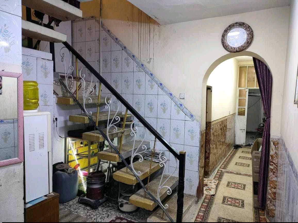 السلام عليكم بيت 100متر طابق ونص يحتوي في الطابق الثاني غرفه وحمام وتواليت والطابق الارضي استقبال وغرفه اخيره وحولي ومطبخ حراري وبارد العنوان الحسينيه بدايه مسقط قرب مجمع مسقط الطبي السعر 55 مليون.رقم ثاني ***********