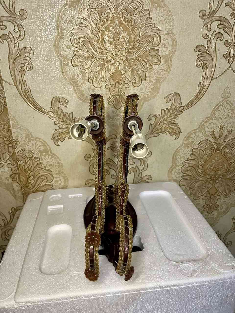 هو "أبليك جداري" (Wall Sconce) ثنائي المصباح، وهو من الطراز الكلاسيكي القديم (أنتيك) المزين بالخرز أو "اللؤلؤ الصناعي".

***********
