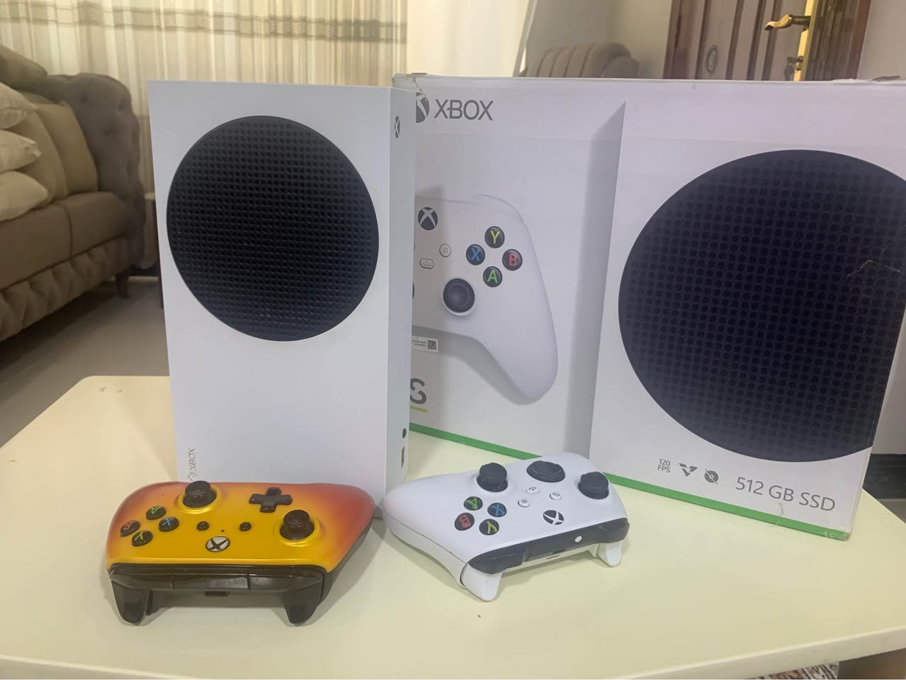 السلام عليكم شباب،
عندي جهاز Xbox Series S للبيع، الجهاز نظيف جداً وأخو الجديد (استعمال حشمة لمدة سنة واحدة فقط). ما مفتوح ولا مصلح نهائياً، والوايرات الأصلية كاملة وية كارتونه ونظيف مثل ما طلع من الشركة.
 الملحقات والعرض الخرافي: الجهاز يجي وياه يدتين (2) وميزة قوية ومريحة:
1 اليد الأصلية: يجي وياها بطارية قابلة للشحن (Rechargeable) أصلية من شي إن (يعني تلعب وتشحن بنفس الوقت وماراح تصرف ولا دينار على بطاريات القلم العادية). ملاحظة للأمانة والمصداقية: بيها رتش خفيف بالأنلوق اليسار وتصليحها بسيط بحدود 10 آلاف بمركز المدينة، وعفتها على وضعها حتى المشتري يشوفها بنفسه.
2 يدة ثانية إضافية: شغالة 100% وما بيها أي مشكلة وممتازة لألعاب الثنائي (فيفا، مورتال كومبات، والمصارعة).
الجهاز كامل مكمّل وجاهز للعب الفوري، وماراح تحتاج تشتري أي قطعة وياه.
📍 الموقع: دهوك
💵 السعر: 310,000 دينار عراقي (وبيه مجال بسيط كلش للصاملين الطيبين).
البيع مباشر للمستخدم (الرجاء جماعة المحلات لا تبخسون بالسعر). المهتم يتواصل وياي على الخاص ويجي يفحص ويتوكل على الله. سميل, دهوك


**إذا كنت صاحب هذا الإعلان وتريد حذفه لأي سبب، رجاءا أرسل رسالة إلى الدعم الفني**