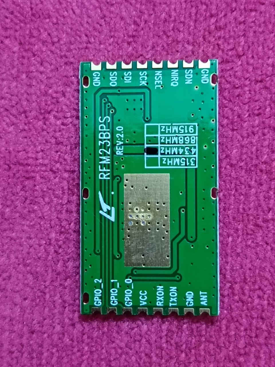 وحدة إرسال واستقبال لاسلكية (RF Transceiver Module) طراز RFM23BP.
الخصائص الفنية: تعمل بترددات ISM (مثل 433 ميجاهرتز أو 868 ميجاهرتز) وتوفر طاقة عالية تصل إلى 1 وات (+30 ديسيبل ميلي واط).

الاستخدامات: تستخدم في تطبيقات التحكم عن بعد، أجهزة الاستشعار اللاسلكية، والاتصالات بعيدة المدى.

المكونات: تتضمن كريستالة مذبذب (X1) ورقائق إلكترونية مركبة على لوحة دوائر مطبوعة (PCB) خضراء. [1, 2, 3]

هل ترغب في معرفة المزيد عن طريقة توصيل هذه الوحدة أو البرمجة الخاصة بها؟

قد يعرض الذكاء الاصطناعي معلومات غير صحيحة، لذا ننصحك بالتحقّق من الردود.

موجود جمله مفرد


**إذا كنت صاحب هذا الإعلان وتريد حذفه لأي سبب، رجاءا أرسل رسالة إلى الدعم الفني**