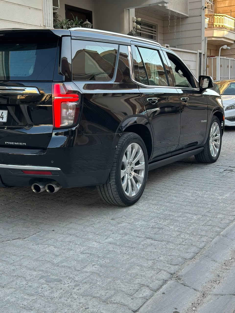السلام عليكم ورحمة الله وبركاته
الفئة: بريمير .1
1. الموديل 2021
V8 EcoTec3 لتر 5.3 :المحرك .3
1. الممشه 70 كيلو
2. ناقل الحركة: أوتوماتيك
3. نظام الدفع: رباعي (4WD)
Air Ride + Magnetic Ride Control :التعليق .8
1. عدد المقاعد: 7 ركاب (كراسي كابتن بالصف الثاني)
2. جنوط ألمنيوم 22 إنج
3. مقاعد جلد فاخرة
4. تبريد وتدفئة للمقاعد الأمامية
5. تدفئة مقاعد الصف الثاني
6. ذاكرة حفظ لمقعد السائق
7. شاشة معلومات وترفيه كبيرة
8. Apple CarPlay 9 Android Auto
Bose نظام صوت .17
1. شحن لاسلكي للجوال
2. كاميرا 360 درجة
3. شاشة عرض على الزجاج الأمامي (HUD)
4. مرآة داخلية كاميرا رقمية
5. فتحة سقف بانوراما
6. باب خلفي كهربائي
7. تشغيل السيارة عن بُعد
8. رادار آمامي
(Adaptive Cruise Control) مثبت سرعة متكيف .26
1. نظام النقطة العمياء
2. تحذير الخروج عن المسار
3. فرملة طوارئ أوتوماتيكية
4. حساسات أمامية وخلفية
5. تعليق هوائي جكات
السعر 47 
للاتصال ***********
