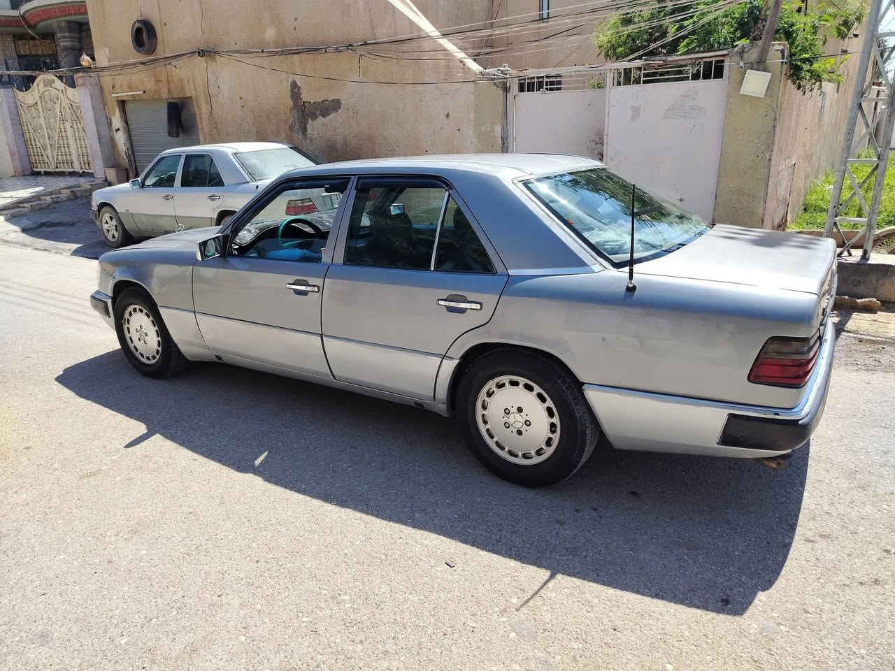 السلام عليكم
مارسدس دب موديل 87
 كير ومكينة 3000
تبريد حداده كهربائيات كلها جاهزة 
رقم ديالى
 سنوية مامنتهيه 
هزة جديدة 
تحويل ثاني يوم السعر 52وبيها مجال للشراي
للتواصل واتساب ***********
