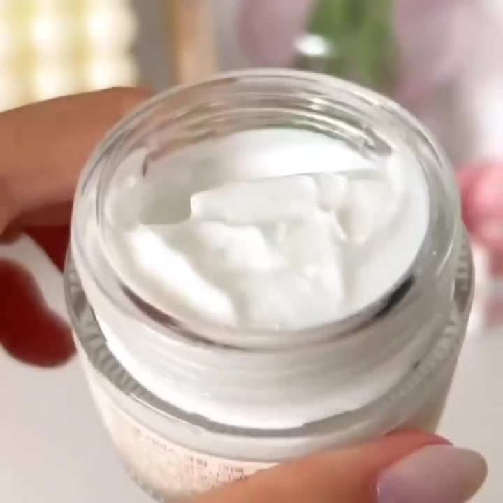 I'm From Rice Cream

- كريم الأرز مركب من مستخلص نخالة الأرز الذي يحتوي على السيراميد المعالج للمساعدة في تقوية حاجز الجلد. 🤍🫂

🎀✨- يشكل السيراميد طبقة واقية تحمي من أضرار أشعة الشمس وتساعد على الاحتفاظ بالرطوبة.  يعمل الأرز أيضًا على موازنة إنتاج الزيت وامتصاص الزهم، مما يساعد على إبقاء المسام نظيفة 🔮

🪄- المكونات الرئيسية:🪄
♦️ماء نخالة أوريزا ساتيفا: غني بأكثر من 100 نوع من مضادات الأكسدة مثل فيتامين E وحمض الفيروليك وأحماض أوميغا الدهنية.

♦️الأدينوزين: مركب عضوي حيوي مهم يقوي حاجز الجلد.  يتمتع الأدينوزين بخصائص مضادة للالتهابات وشد الجلد.

♦️السيراميد: يعزز حاجز الرطوبة الواقي للبشرة، ويزيد من ترطيب البشرة، مما يترك البشرة ناعمة ومشدودة، مع خطوط أقل دقيقة.

🪄- مناسب لجميع أنواع البشرة🪄
#جمال #منتجات_عناية #جمالج_يبدي_من_الشفايف #اكسبلور


**إذا كنت صاحب هذا الإعلان وتريد حذفه لأي سبب، رجاءا أرسل رسالة إلى الدعم الفني**