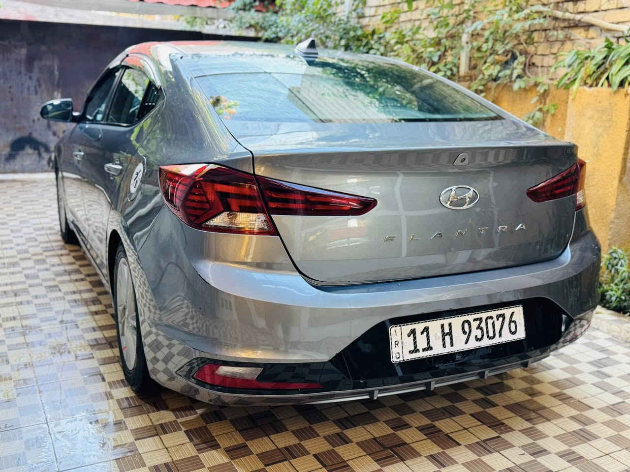 السلام عليكم 
النترا 2019 وارد أمريكي 🇺🇸 
حادثها فقط بنيد بدون دواخل 
وحافه باب الراكب فقط الحافه صبغ باقي السيارة مكفوله . كلها ليبل واحد 

المواصفات 
محرك 2000 دوش ما مفتوح بدون تنقيص 
ماشية 108 
 كير بلادي AT    
6نمر ما مفتوح 
رادار جانبي 
نقطة عمياء 
تحديد مسار 
قيادة ذاتية 
شاشة كبيرة 
كامرة 
منظومة زنون عدسات اصلية كلش قوي 
تحكمات ستيرن 
ثلاث أنظمة قيادة
سبورت 
نورمال
ايكو 
……….
رقم بغداد بأسمي دولي هزه جديدة سنوية 2031 
تبريد ثلج 
التدفئة شغالة 
حدادية جديدة 
تايرات امامي نظافتهن متوسطة 
تيرات خلفية جديدة
كل شيء بالسيارة شغال ماكو اي نقص 

السيارة جديدة كلش 
كل التفاصيل ذكرتهن لكم 

مكاني بابل 
السعر 137 وبيها مجال 
*********** اتصال + واتساب
