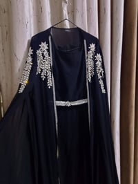 فستان مناسبات جديد ملبوس مرة وحدة سعره ٤٥ وبي مجال رقم الموبايل 078720...