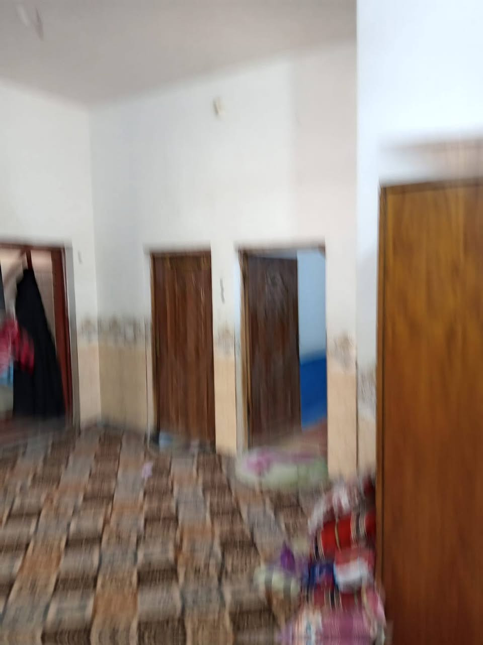 بيت في امن الداخلي الجمعيه الثانيه قريب شارع الضغط شارع عشرين واجهيت البيت عل مدارس المساحه م150متر طابقين طابق الاول كامل وطابق الثاني غير كامل الستفسار رقم خاص ينباع مبادره ونقدي رقم الهاتف ***********
