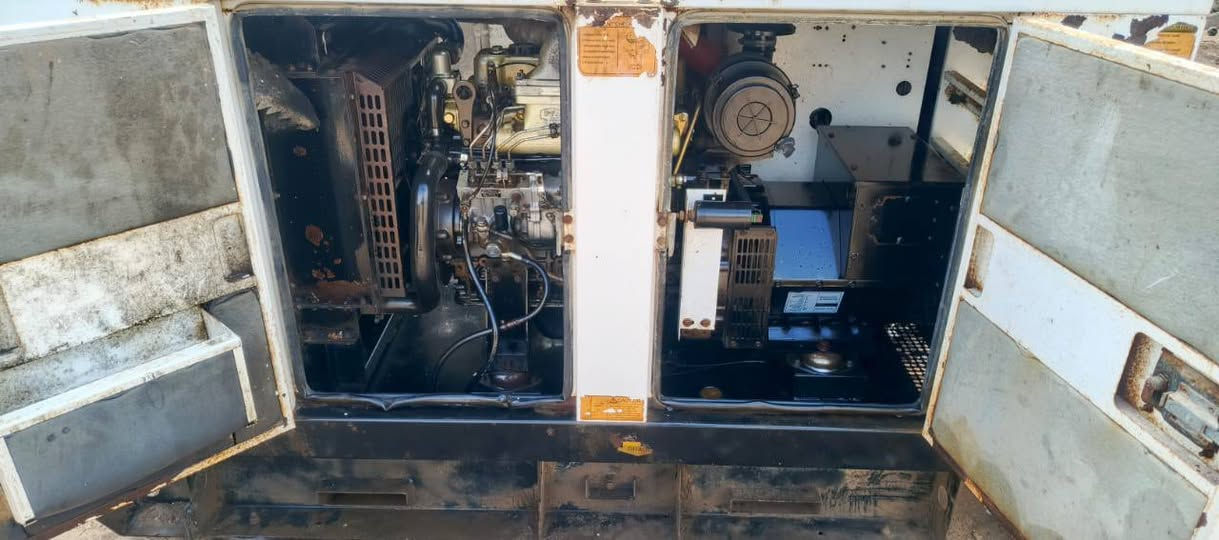 للبيع مولد بيركز صيني كاتم 4بستم توليد 30كيفي شرط برغي مامفتوح بي تشغيل أوتو المكان  ديالى ***********
