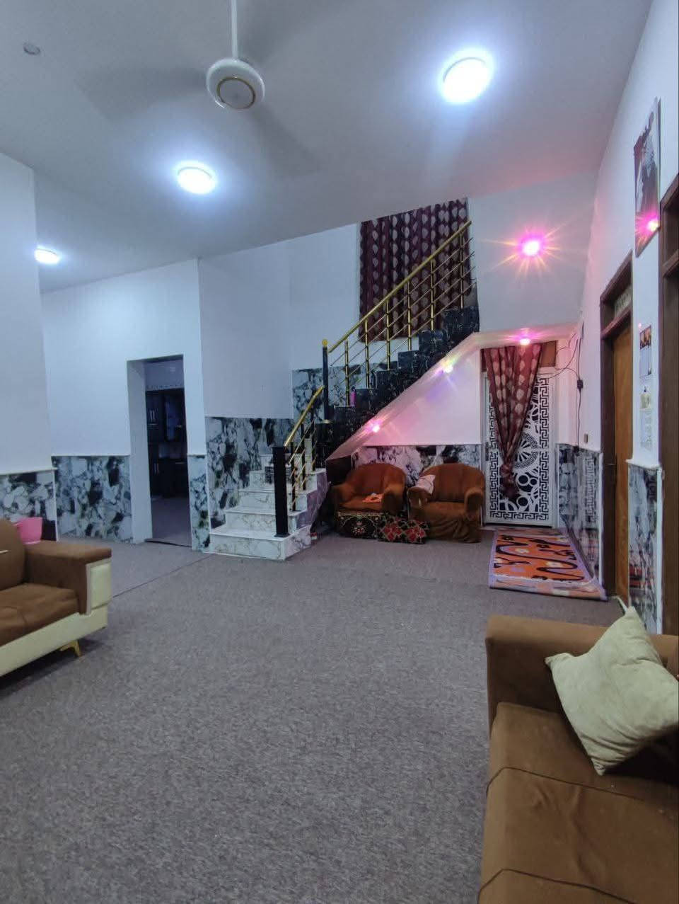 بيت في الاسكان الصناعي دور سيد حمزه النزله الخامسه فرعي مساحه 200 طابوق صب كونكريت
يحتوي على غرفتين وصاله ومطبخ وديوانيه وصحيات داخليه وخارجيه وطارمه 
الشراي فقط يتصل ***********
مشمول بالتمليك
