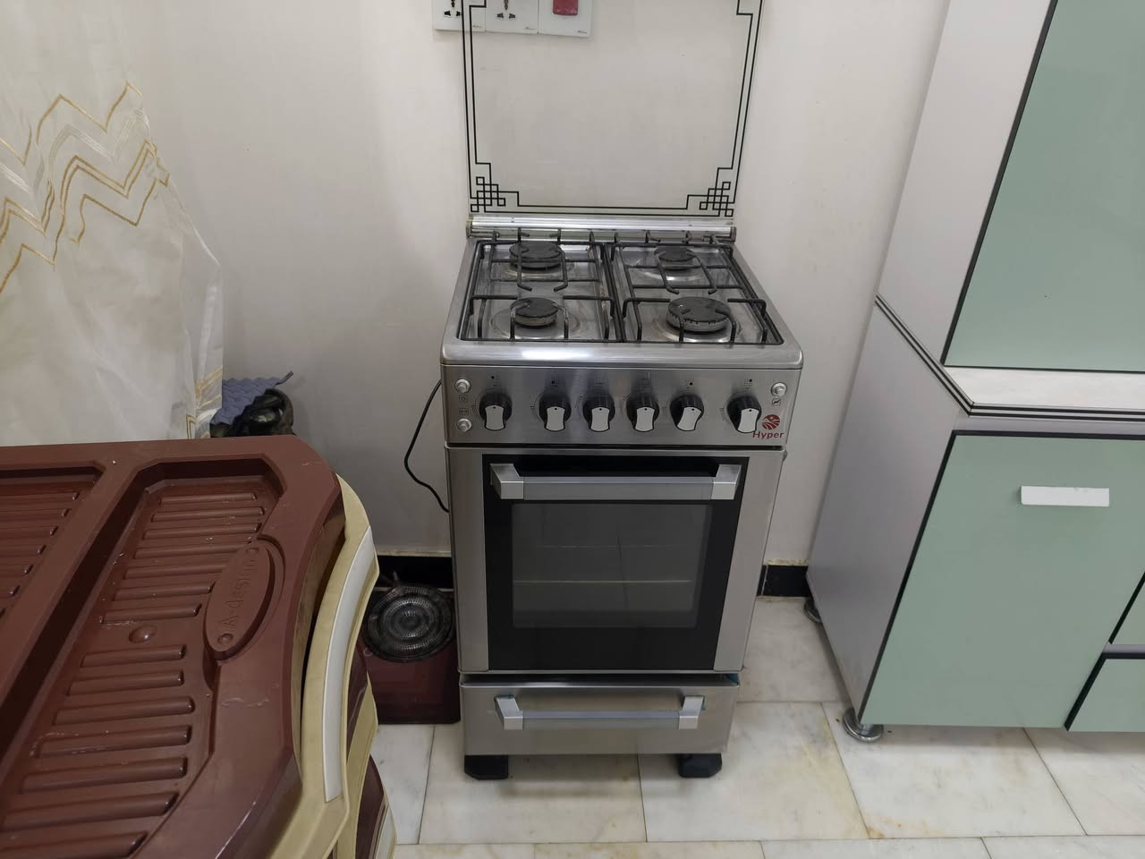 السلام عليكم غراض مطبخ للبيع كاونتر وطباخ ومجمده شغالات ونضاف مثل مابين بالصور كلهن رايدهن 750,000 مكاني حله ***********
