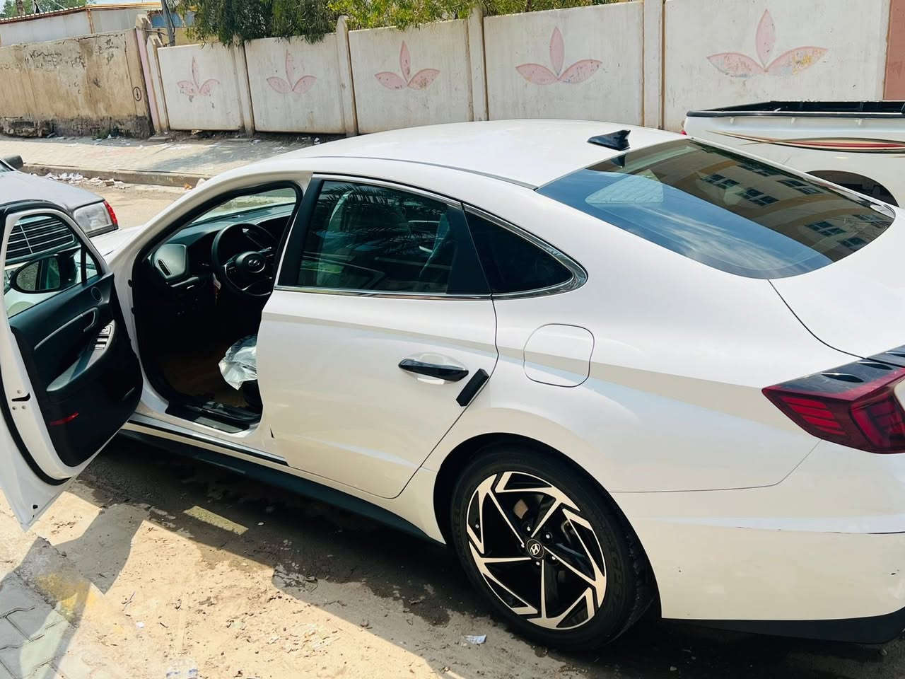 السلا عليكم 
سوناتا 2023 وارد امركيي 
الحادث موضح بلصور السياره تعتبر كلين 
كلشي بيها بلاد مالتها ممبدل اي قطعه 
ايرباك سليم 
فول ما عدا فتحت سقف 
السياره جاهز ما تحتاج تصرف عليها دينار واحد 

تخم ويل كب جديد
تخم تاير جديد 
دوشمه داخليه 
بصمه اضافيه وكاله جديده 
 &
السياره ماشيه 48 الف كيلو متر 
رقم بغداد 
موقع السياره بغداد الحسينيه 

السعر (188)ورقه  وبيها مجال انشالله
  
التواصل على هذا الرقم ‭***********‬
