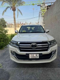 للبيع تيوتا لاندكروز ٢٠١٧ بلاك ادشن المواصفات فئة (GXR) كامرة فتحة شاش...