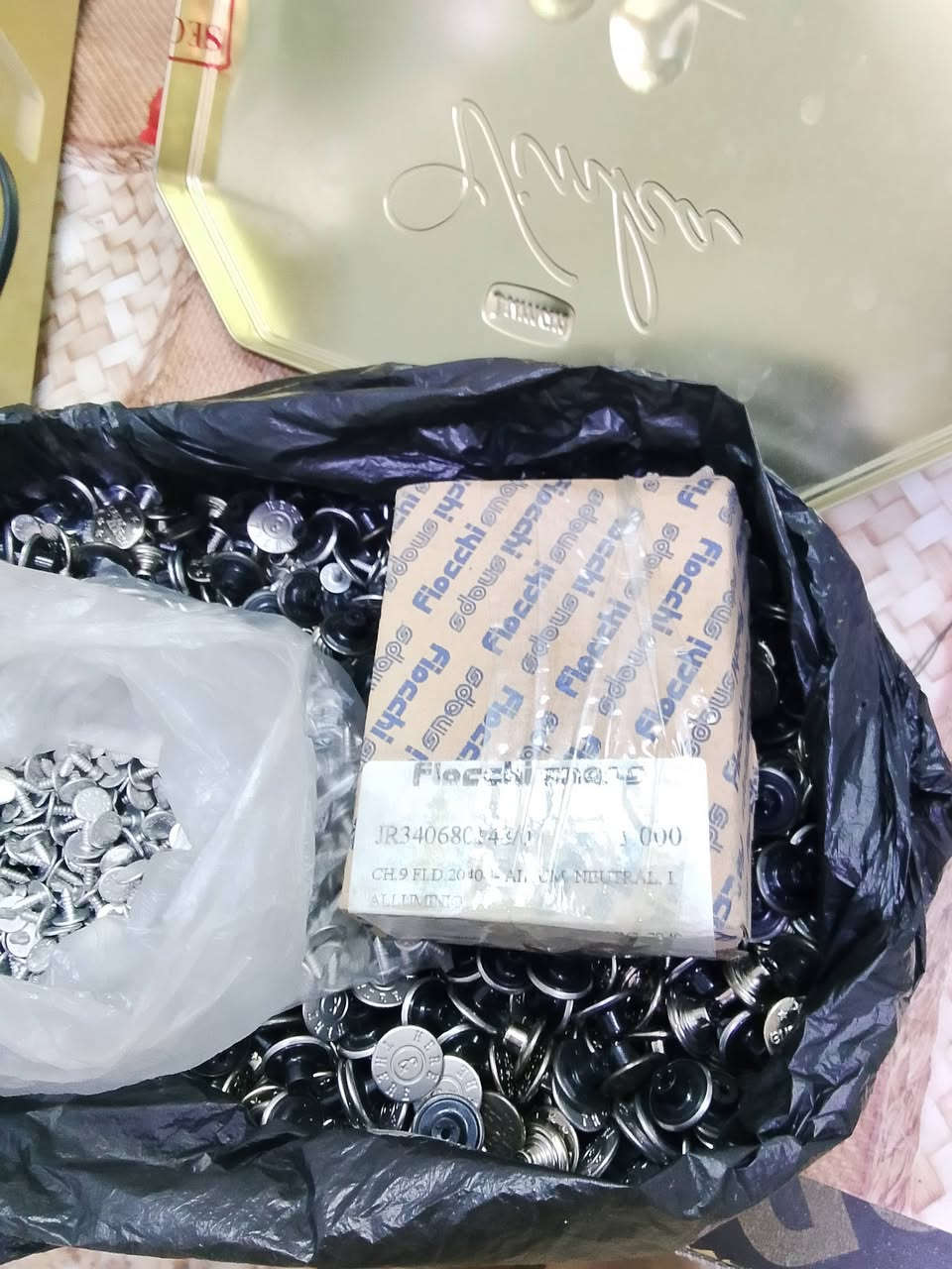 قوبجات ستيل ايطالي غير مستعمل
بحدود 1300قوبجة 3 نقشات مختلفة 
نبيع الكل دفعة واحدة او مجموعات..
سهلة التركيب تصلح للكاوبوي للتنورات
للصداري للحمالات...للستائر
التواصل عالرقم ***********
الاتفاق عالسعر حسب الطلب..
غير متواجد عالانترنت....
