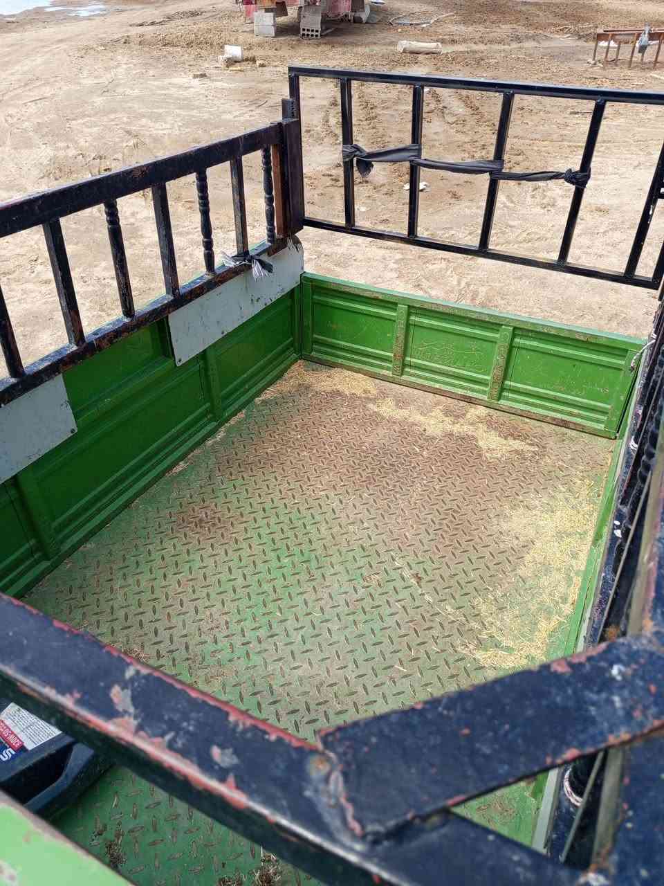 سلام عليكم محجر البيع 100وبي مكان الحر  ***********
