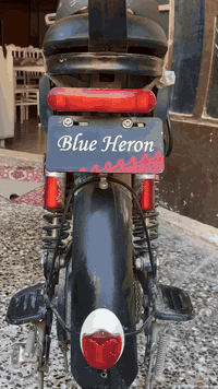 السلام عليكم دراجة شحن للبيع ثلاث سرع يوجود فيها حساس ودبل اشاره السعر 250 بيها مجال رقم ***********
