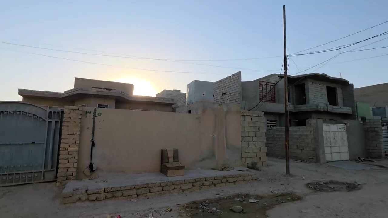 السلام عليكم دار للبيع 250 متر سامراء حي صلاح الدين شارع 10 الواجهة 10 ونزال 25 غرفتين نوم كبار وصالة واستقبال ومطبخ كبار طبعا البيت ينسكن وسعرة مناسب وعالي عن الشارع 
من اهلة مباشرتا سند 25 تريد وكالة تريد قرار قاضي 
للاستفسار الاتصال على ***********
أو زورونا على مكتب المميز للوساطة العقارية حولي المثنى بالشهداء مقابل الجبيرية الثالثة مجاور  صيدليه جوهرة المدينة
