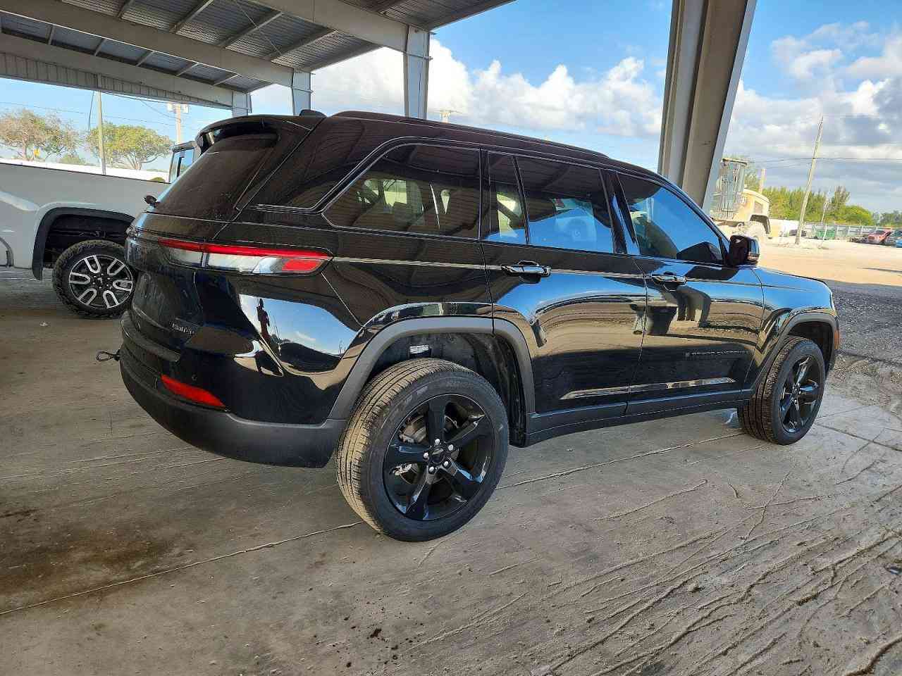 السلام عليكم جيب كراند شيروكي لمتدد موديل (2025) ماشيه (10000) حادث موضح بالصور السياره توصل يوم 2/4/2026 يعني يعني خمس ايام وتوصل الاردن ميناء العقبة الحره تريد حره تريد شهداء السعر ب(220$) ورقه يعني بشدتين وعشرين ورقه بدون كمرك وبدون تخليص للاتصال *********** بيع فقط
