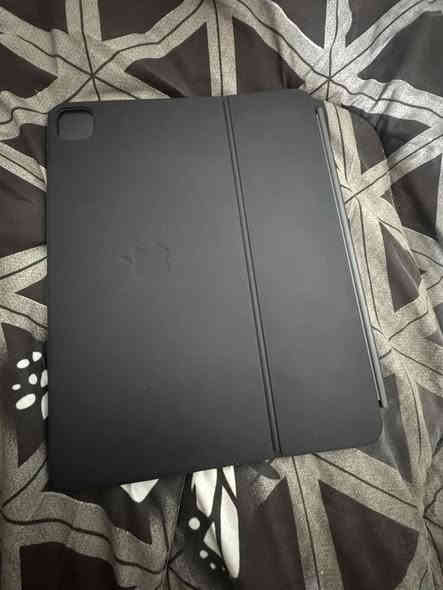 سلام عليكم  
كيبورد اصلي من ابل 
13 انج
لون نيلي 
السعر ثابت 275   
مكاني بغداد الجديده  ومتوفر توصيل 🚚 
***********
