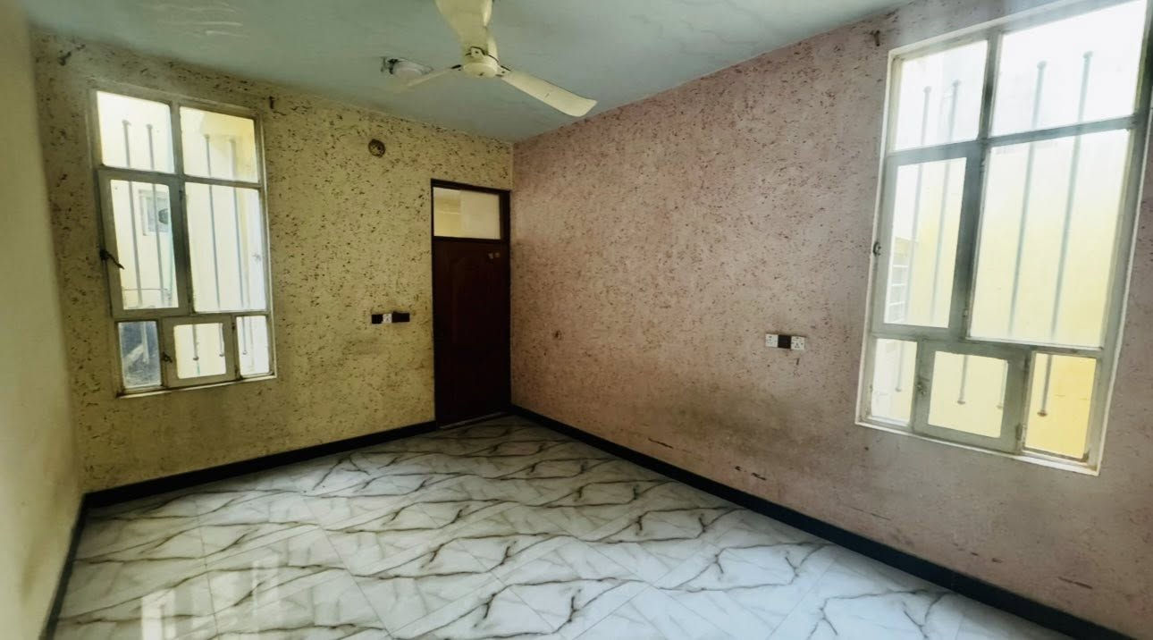 بيت للبيع
السلام عليكم 
بيت 120 م 
نزال 20 م
عرض 6 م
طابق واحد ،
غرفه جوه وغرفه فوك مع حمام
مطبخ 
استقبال 
صاله 
منور عدد 2
حمام وصحيات عدد 2
ديالى-بعقوبه- الرحمه شارع مدرسه الأصمعي بالبداية ،
للأستفسار رقمي :***********
