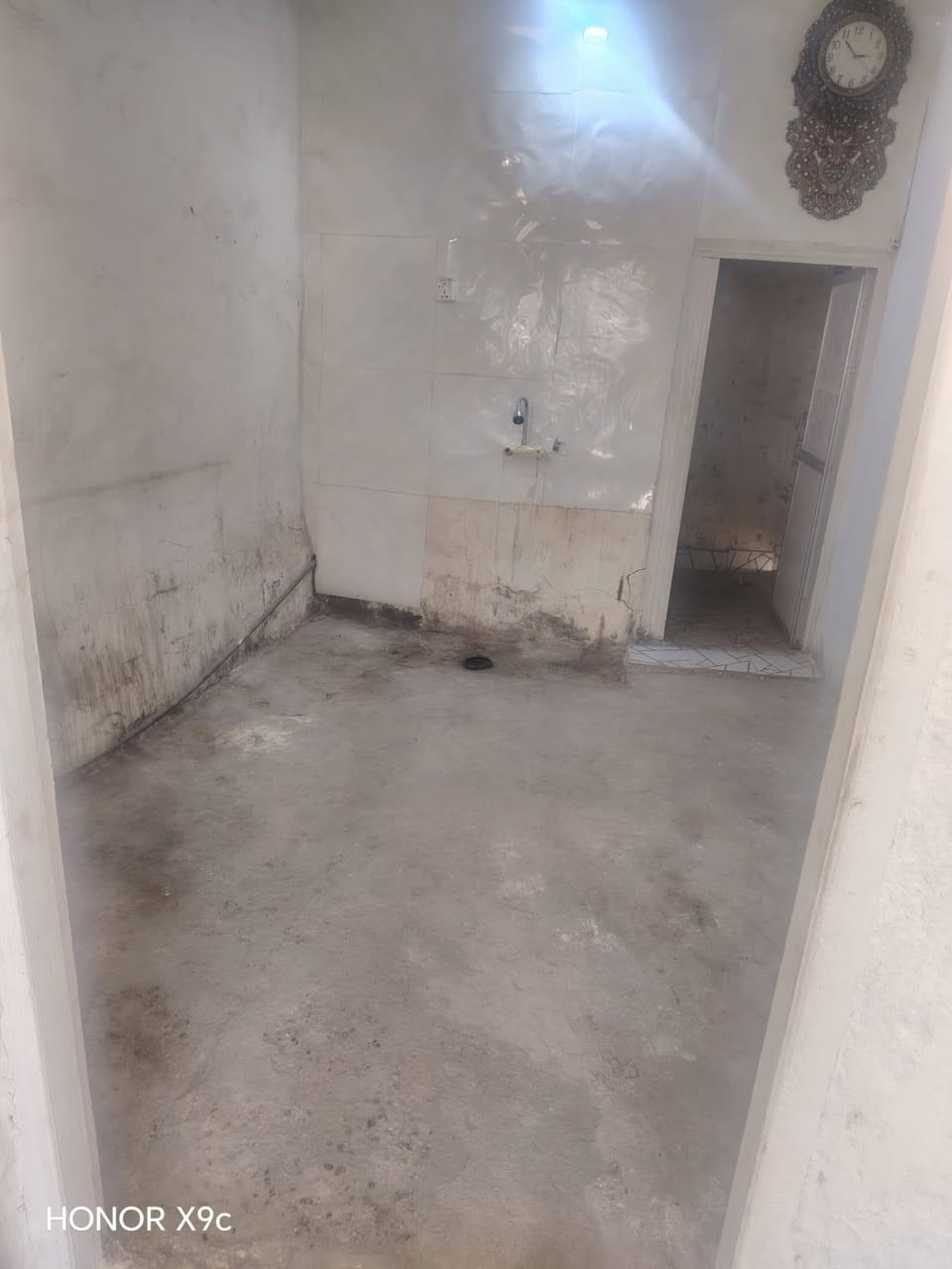 السلام عليكم بيت للبيع المساحه 100 البيت بناء بلوك مكانه كلش حلو منطقت البو سعلو قريب عشارع العام قريب كلش على العلويه شريفه ع خدمات جاهزه ماء كهرباء مدارس قريبه عليه للستفسار ***********
