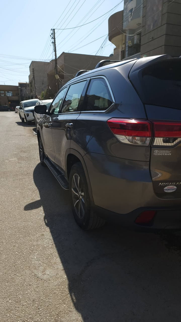 سلام عليكم تيوتا هايلندر للبيع موديل 2018 رقم بغداد وارد امريكي. فول اوتوماتيك.  
السعر210$  دفترين وعشرة. 
المكان بغداد البلديات 
***********
