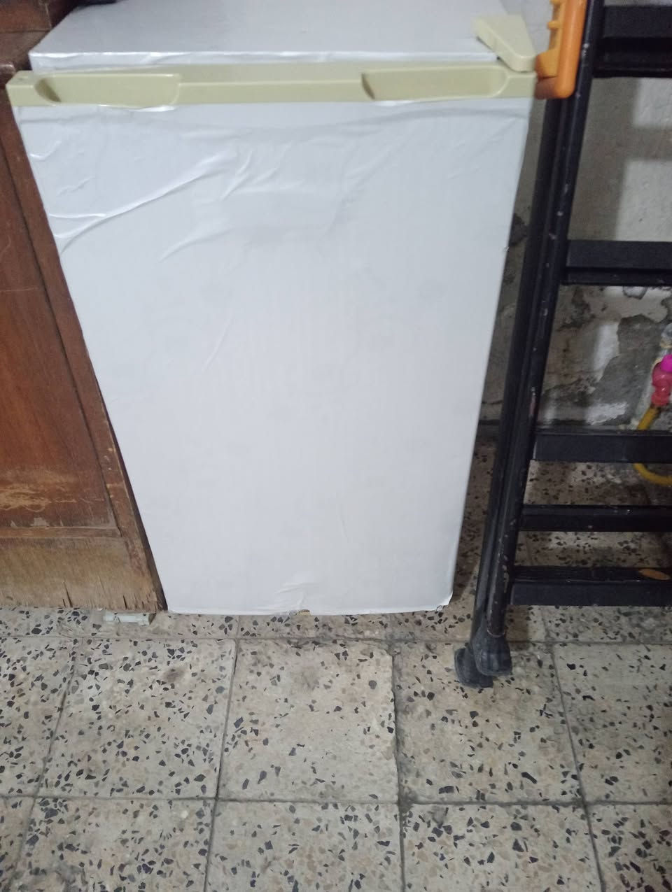 ثلاجة شغالة
40 الف 
حوض حجم كبير 25 الف 
***********
