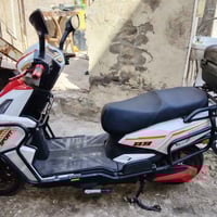 دراجة  سكوتر كهربائي من ماركة Giro (أو Gio)، ويتميز بتصميمه العصري بال...