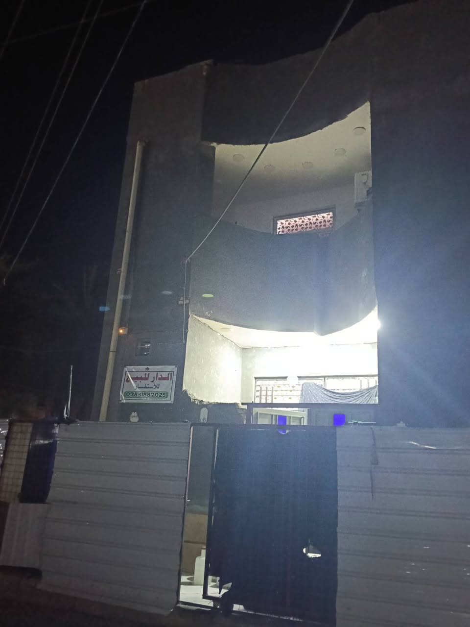 بيت البيع مساحه 100 متر بناء 3طوابق مطلوب سكان احي اريدو قرب سوك رقم موبايل  ‏‪0788 433 5135‬‏
