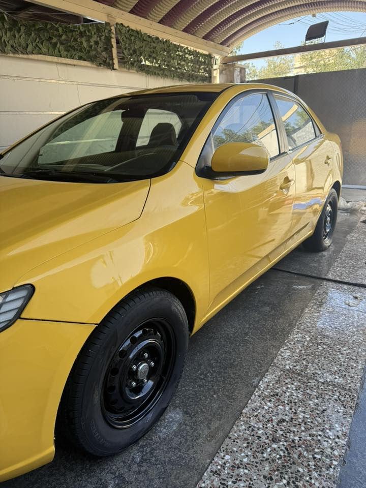 كيا سيراتو موديل 2009
بيها ضربه باجاملغ خلفي ايسر 
الباقي ابلادي 
محرك 1600 دوش 
كير خير من الله 
حداديه وتبريد كله خير من الله 
تايرات جديدة 
رقم بغداد انكليزي 
ثاني يوم تحويل بسمي سياره 
مصفره هيئه وغرامه
جاهزه بوجهك لشارع
عارضها 75 وبيها مجال 
***********
