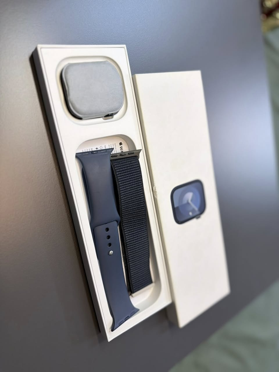 ساعة ابل Series9 
الجيل التاسع 
بطاريه /95%
نظافتها / 90% 
 
وياها 2 سير
السعر /265 
مكاني بغداد
رقمي :***********
