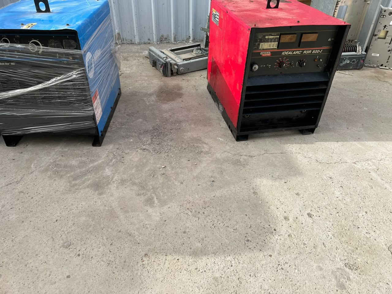 يسر شركة تلال العراق الفضية أن تعلن عن توفر مجموعة من مكائن اللحام الأصلية من أشهر العلامات العالمية:
لنكولن وملر  – بجودة عالية، وكفاءة ممتازة،.

المزايا:

• مكائن لحام كهربائية وديزل تناسب مختلف المشاريع الصناعية والإنشائية.
• أداء قوي مع توفير في استهلاك الطاقة.
• سهولة التشغيل والصيانة.
• متوفرة بأحجام وقدرات متعددة لتلبية احتياجات الورش والمقاولين.

الموقع:

البصرة – العشار قرب البريد 
هاتف :***********
