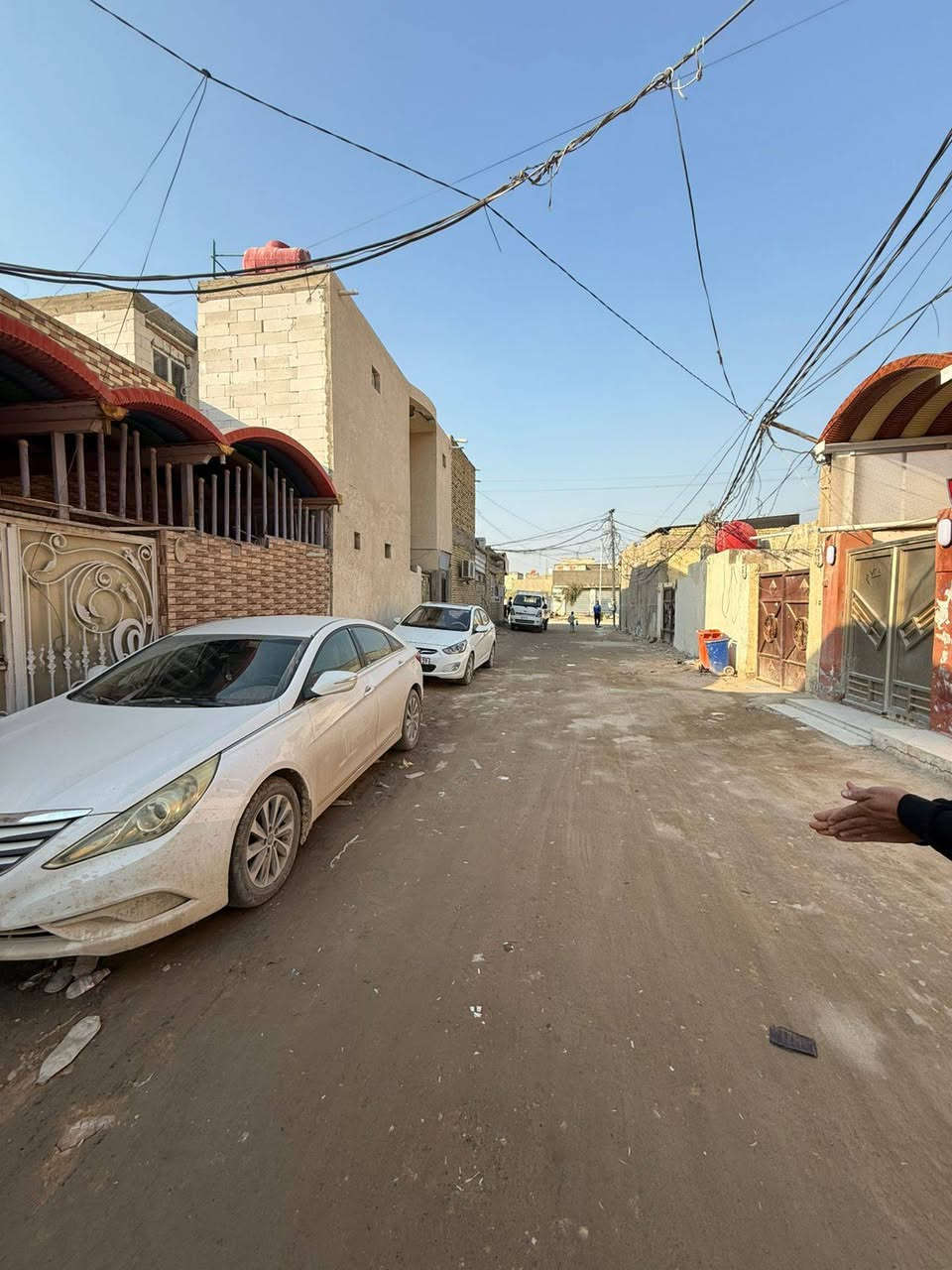 سلام عليكم بيت للبيع شارع المطار القديم قرب مجمع الأميرات مساحه 150 متر غرفتين وصاله ومطبخ من ضمن الصاله وستقبال حمام وتواليت داخلي وتواليت خارجي البيت يبعد عن الشارع 25 متر ‏‪***********‬‏
