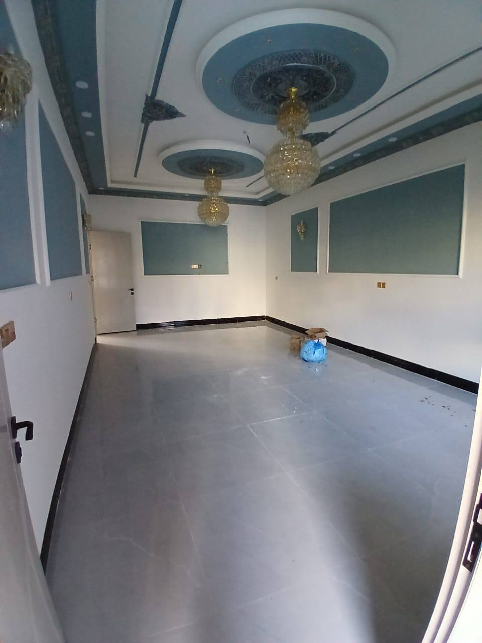 دار للبيع مساحه 300م واجهه10نزال 30  شارع المستشفى العسكري شارع 15 مبلط
الواجهه حجر اخضر 
سحب مغربي فول 
4غرف نوم 
للاستفسار الاتصال على ***********
السعر خاص
