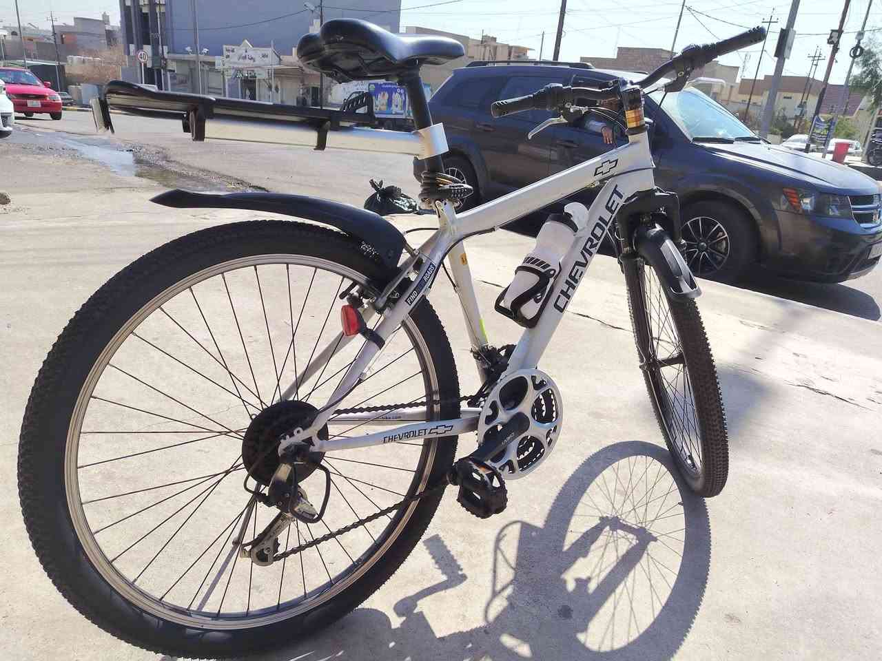 🚲 دراجة هوائية ماركة CHEVROLET للبيع 🚲
​للبيع دراجة هوائية أصلية من ماركة CHEVROLET المعروفة بمتانتها وشكلها الأنيق. الدراجة بحالة ممتازة وجاهزة للاستخدام المباشر.
​المواصفات الأساسية:
​الماركة: Chevrolet (شيفورليه).
​الجامبينات: دبل أمامي (Suspension) لراحة تامة أثناء القيادة.
​الإطارات: جديدة تماماً.
​الإضافات: مجهزة بحمالة خلفية، مطارة ماء، ورفارف أمامية وخلفية.
​الموقع:
​📍 الموصل - حي المصارف - قرب جامع الدكتور سعدي مهدي.
​السعر:
​💰 210,000 دينار عراقي.
​📍 طريقة التواصل:
للمعنيين والجادين بالشراء، يرجى التواصل عبر رسائل الفيسبوك (خاص) حصراً.
​#دراجات #للبيع #Chevrolet #الموصل #حي_المصارف #دراجة_هوائية موصل, نينوى


**إذا كنت صاحب هذا الإعلان وتريد حذفه لأي سبب، رجاءا أرسل رسالة إلى الدعم الفني**