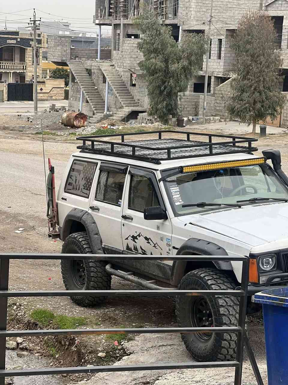 جيب شيروكي xj  سبوغي نيه موديل     ١٩٩١سه ياره كه به رز كراوه طايه ٣٥ انجي بوبه ستراوه لايته كاني LEDعدسه ي اصلي بو به ستراوه فينده ري بوبه ستراوه سه ر چاملغ 
شوته ي خارجي بوبه ستراوه    مه كينه ي توزيك بوخاري هه يه و ئه كسلي دواوه ي كه ميك ده نگي تيايه  سعر ٦٨ورقه و معامله ژماره ي خاوه ني***********
