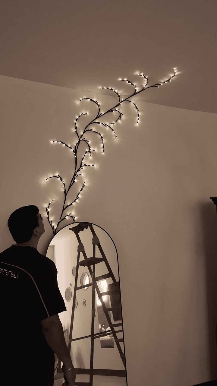 إنارة جدارية LED على شكل شجرة
أضف لمسة طبيعية وأنيقة لمنزلك أو مكتبك مع الإنارة الجدارية على شكل شجرة. تصميم مبتكر يشبه فروع الأشجار، مزود بإضاءة LED دافئة تضفي جوًا رومانسيًا ودافئًا على الغرف، الممرات، المداخل، أو زوايا التصوير والديكور الحديث.
الاستخدامات:
تزيين الجدران والغرف والممرات والمداخل.
خلق أجواء دافئة ورومانسية في المنازل، المقاهي، والمناسبات.
إضاءة ليلية ناعمة ومريحة للعين.
تزيين جدران التصوير وزوايا الديكور الحديثة.
المميزات:
تصميم شجري مبتكر مع إضاءة LED دافئة تضيف لمسة طبيعية وجمالية.
تعمل بوصلة USB، قابلة للتوصيل بأي باور بانك، شاحن، أو كمبيوتر.
زر تشغيل مدمج في السلك للتحكم السريع.
سلك مرن ومتين بطول حوالي 2 متر يمكن تشكيله وتثبيته بسهولة.
إضاءة موفرة للطاقة وآمنة للاستخدام لفترات طويلة.
متوفر توصيل بغداد والمحافظات Colombo, Sri Lanka


**إذا كنت صاحب هذا الإعلان وتريد حذفه لأي سبب، رجاءا أرسل رسالة إلى الدعم الفني**