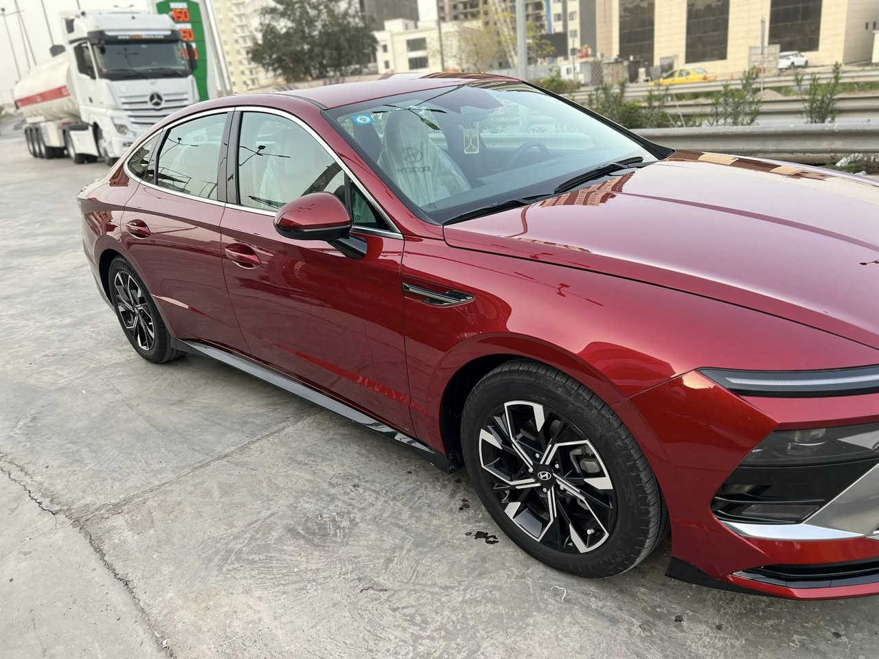 سلام عليكم مكفوله سياره
هونداي سوناتا
:
 محرك 2500 
تنفس طبيعي 

مواصفات فول عدا بانورما 

1_بصمة

2_تشغيل عن بعد 

3_بصمة ابواب 

4_كير تعليك 

5_شاشه حجم كبير 

6_نقاط عمياء 

7_كشنات كهرباء 

8_تدفئة كشنات 

9_رادار امامي 

10_رادار خلفي وجانبي 

11_لد امامي خلفي 

12_لايت عدسات 

13_مودات قيادة 

14_عدادات الكترونيه متغيره 

15_منافذ شحن خلفية 

16_فول تحكم ستيرن 

17_فول قيادة ذاتيه مع تحديد مسار 

18_سايد بريك كهرباء 

19_مانع انزلاق 

20_اوتو هولد 

21_كامره خلفية بدقة hd

22_شفتات ستيرن _ 

٢٣_اوتو بريك توقف ذاتي 

دخول كتاب وكاله عاااامه مطلقه 

حادث سياره جاملغ امامي فقط بارد  

عنوان : الاعظميه شارع الظباط 
سعر مناسب اتصل وبيك خير وتدلل 
استفسار ***********
