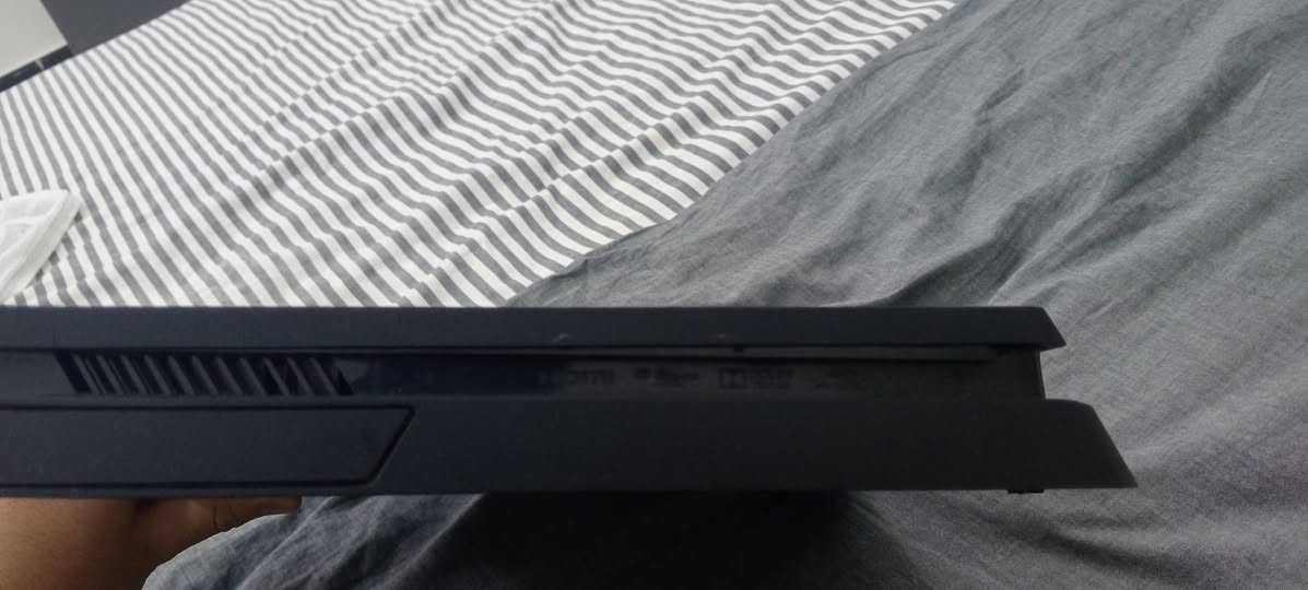 متوفر بلي 4 نسخه السلم slim نسخه ال512 كيكا (جهاز عادي و يجيلك جديد مفرمت) + (غير مهكر)

الجهاز مستخدم لمدة سنه و لعب متقطع (تكدر تكول عليه متروك) 

الجهاز يتنضف بين فتره و فتره اخر مره قبل شهر الجهاز نضيف من الداخل و الخارج يعني الجهاز فول 90% نضافه

الجهاز مفرمت بالكامل يعني تفتحه جديد تسجل دخول و تنزل العابك 

الجهاز يجي وياه يدة تجارية نضيفه و زينه و ماكو فرق جبير بينها و بين الاصليه و ستاند من شركه dobe تكون بيها مروحيت و ستاندات مال اقراص و ستاندين مال يدة شحن

و متوفر اقراص العاب وياه ماين كرافت (اكثر واحد مستخدم) 
 و كراند 5 (gta) (مستخدم)
 و لعبة سيارات gran Turismo 7  (غير مستخدم)
و فيفا 18 و بيس 21 (شبه مستخدم كم مره استخدام)

العيب الوحيد الي بالجهاز انه مكسور كسرة خفيفه بالزاويه و بس ( انت يا حبيبي بالاساس رح تلعب بالجهاز و ما رح تباوع عليه + اصلا الكسرة هاي ما رح تأثر بالجهاز و بس ) + ( لازم تشوف الصور علمود تتاكد)

سعر الجهاز و اليدة 240 الف العنوان حي الجهاد (لا يوجد توصيل) انت تعال و هلا بيك

اذا تريد تفاصيل اكثر تعال خاص 💗


**إذا كنت صاحب هذا الإعلان وتريد حذفه لأي سبب، رجاءا أرسل رسالة إلى الدعم الفني**