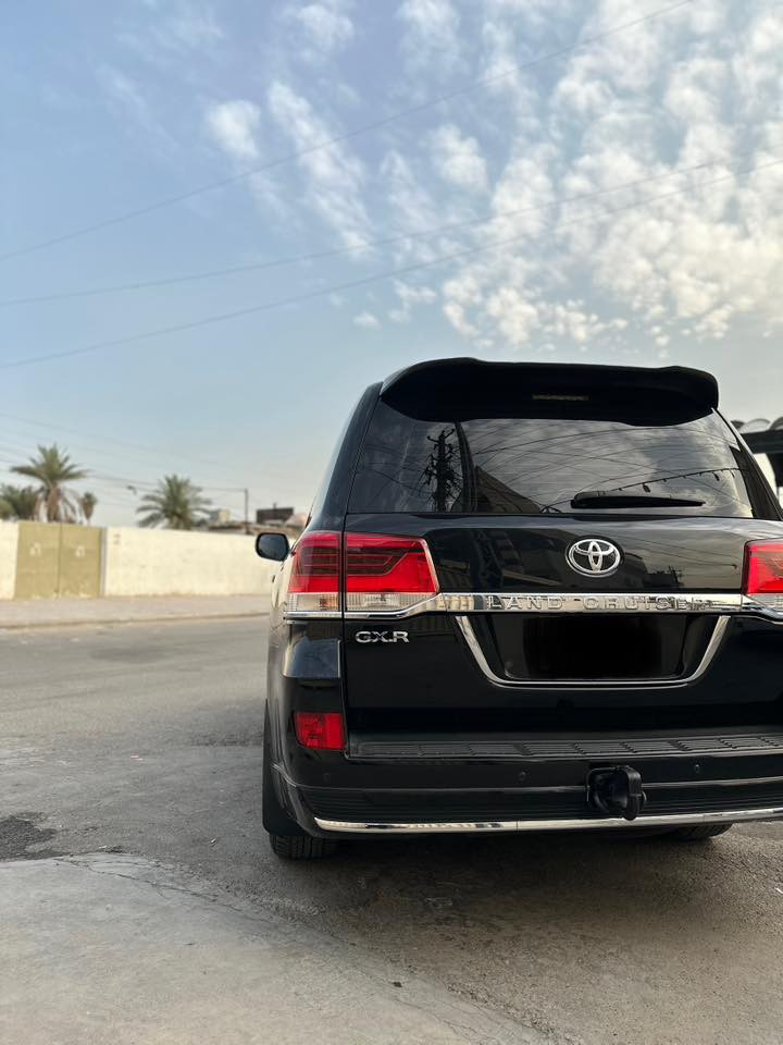 السلام عليكم تيوتا لاندكروزر 2017 انضف من الصور بهواي ماشية 100 سعرها 52وبيها مجال عنوانها بغداد المشتل اي استفسار اتصل وادلل ***********
