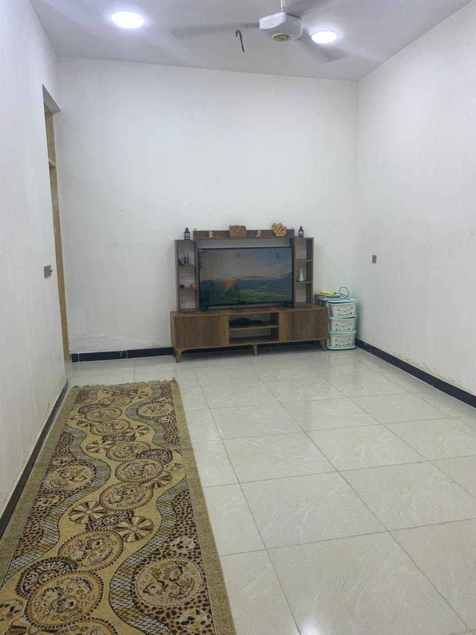 الدار البيع المساحه ١٠٠متر مربع الواجه7 والنزال١٥ السريدات الجديده المربع الثالث شارع منصور السند ١١٧طابق وآحد يحتاجله بيتونه وستاره الرقم ***********
