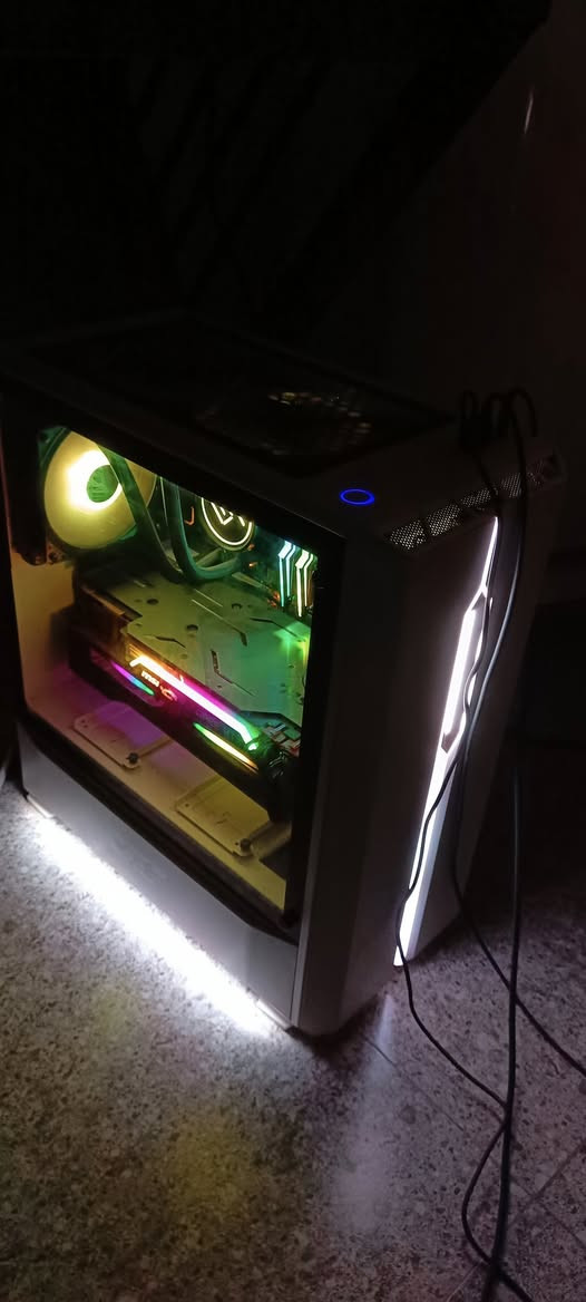 Case - White Mid + 2 RGB Lines 2 Fan
MB - Asus Z390-P - WIFI + BLUETOOTH
Cpu - i5 9400f
Cpu Cooler - 120m Closed Loop RGB
Gpu- RTX 2070S GAMING X TRIO Full RGB
Ram - XPG 2*8 3200 RGB
M.2 - 256 GB
M.2 - 1 TB
PS - 750W 
*********** للتواصل 
سعرها. 750 ويه التوصيل بيها مجال هم

