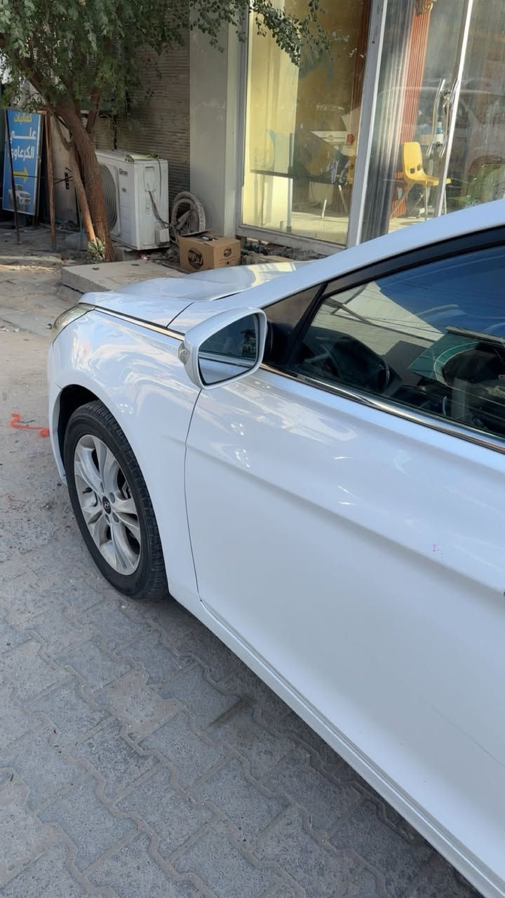 لليدور جديد سوناتا 2012 خليجي
رقم اربيل وكاله أو تحويل ماكو مشكله
السياره جديده كللش مال جناي ماشيه 155km 
محرك 2400 المرغوب
السياره كفااااله عاااامه كير محرك تبريد كفاله مابيهه نقص
-تحكم ستيرن جهتين
-تبريد امامي خلفي
-حساس خلفي
-اشاير بلمري
-للأستفسار (***********)
