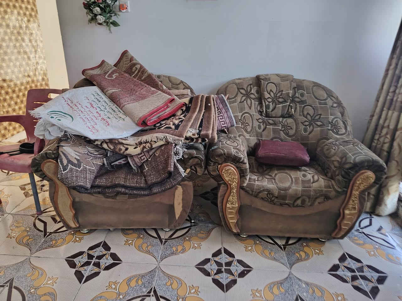 للبيع ميز +تلفزيون شغال شرط +قنفات 4كراسي نفر واحد  +كراسي 2كبار مكاني حله ورديه خارج *********** سعر الكل 200الف
