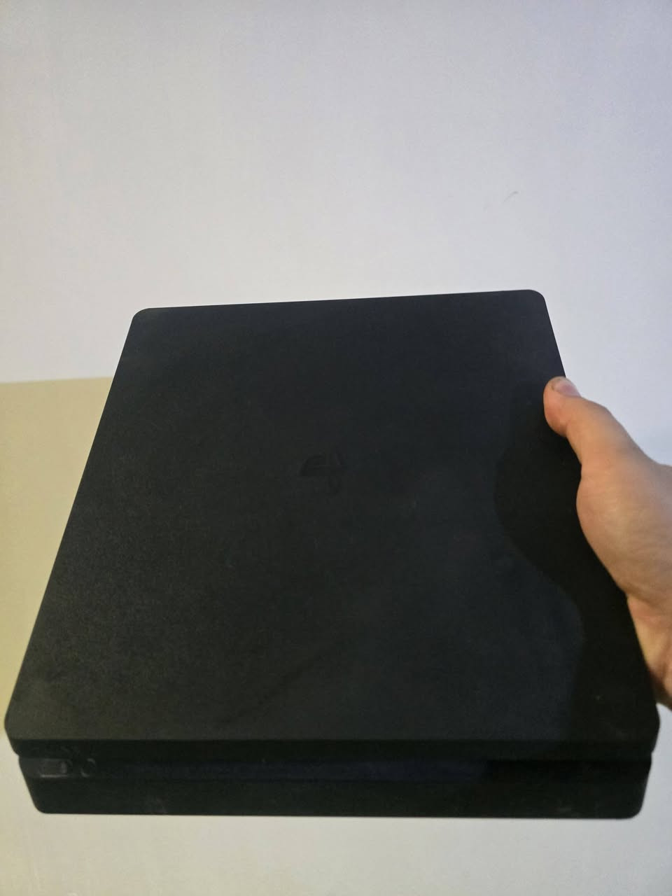 بلي ستيشن فور سلم خليجي ذاكرة ٥٠٠ كيكابايت للبيع ما مفتوح نهائيا وما طافية عليه الكهرباء نهائيا اخو الجديد وياه جويستك واقراص ٣ فيفا وقراند والدر رنك السعر ٣٥٠ الف توصيل داخل حي الجهاد والعامل فقط (***********)
