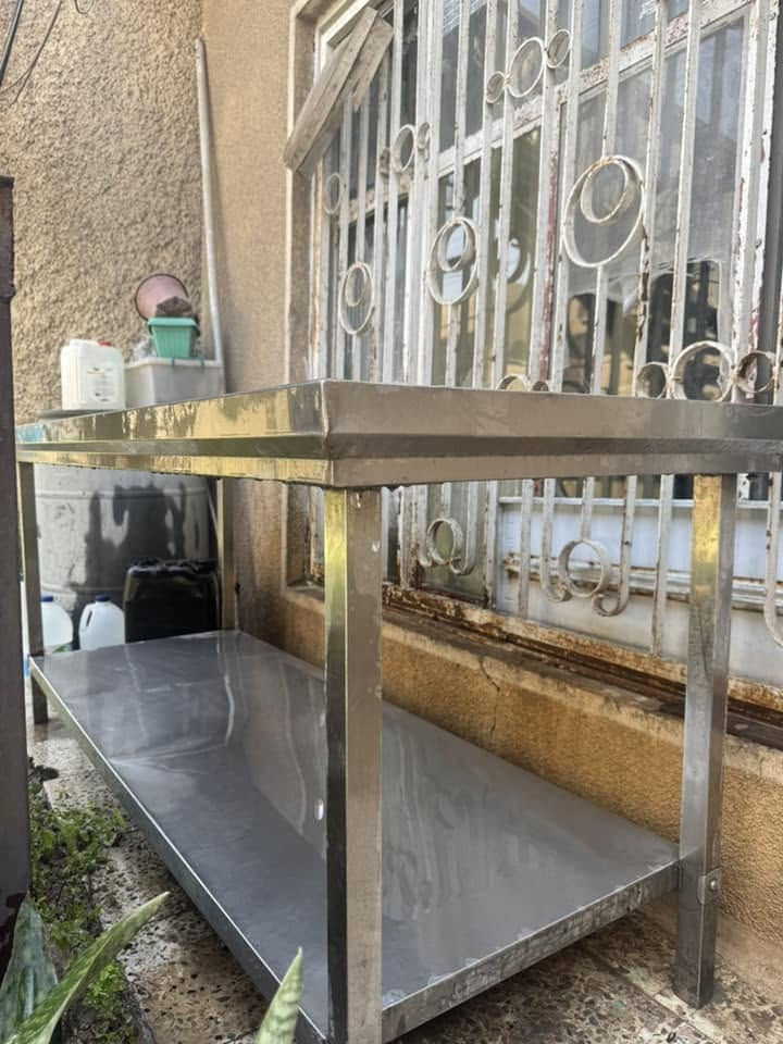 سلام عليكم ميز سيل ستيل للبيع طوله 180 سم 
مكاني بغداد سعر 250 
***********
