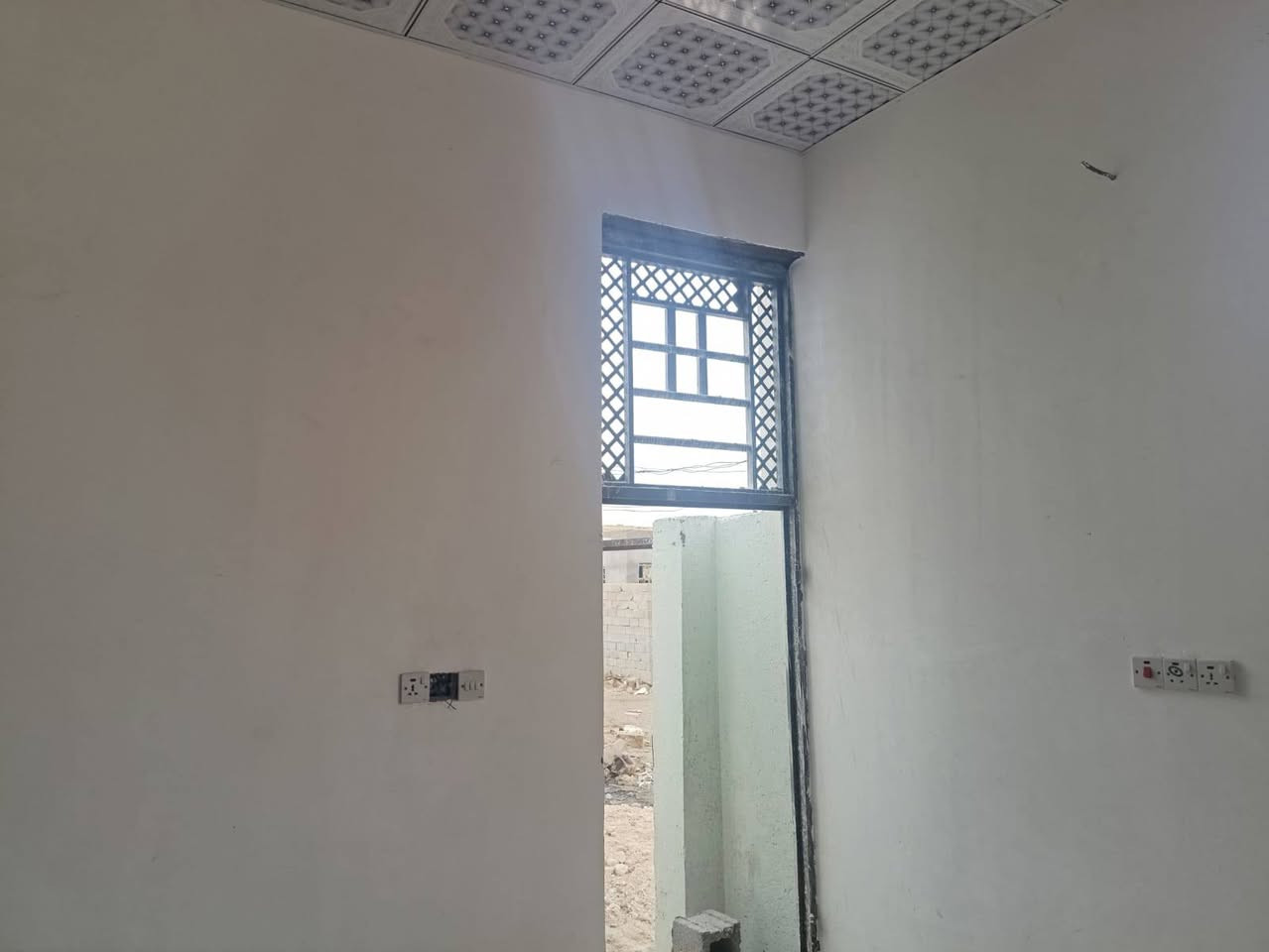 السلام عليكم بيت 200 متر دور سيد حمزه مرتب غرفتين صاله ديوانيه اتصال على على الرقم ***********
